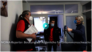 Bildschirmfoto: Die Reporterin der ARD betritt mit einem Mikrofon in der Hand gemeinsam mit zwei Stromsparhelfern der Caritas Dortmund eine Wohnung.